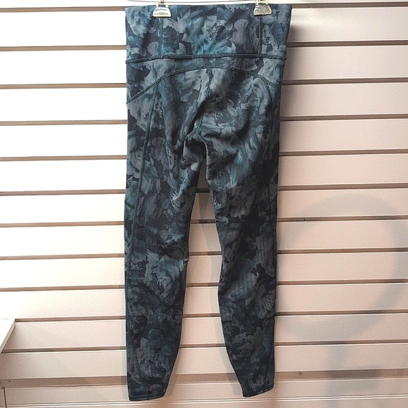 🆕 Athleta Rainier Tight Spliced Floral Minimalistic Grey Green size Small - Picture 4 of 8